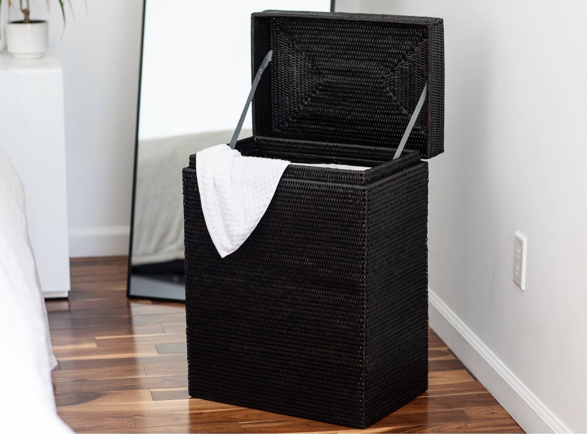 Laundry basket with cloth liner