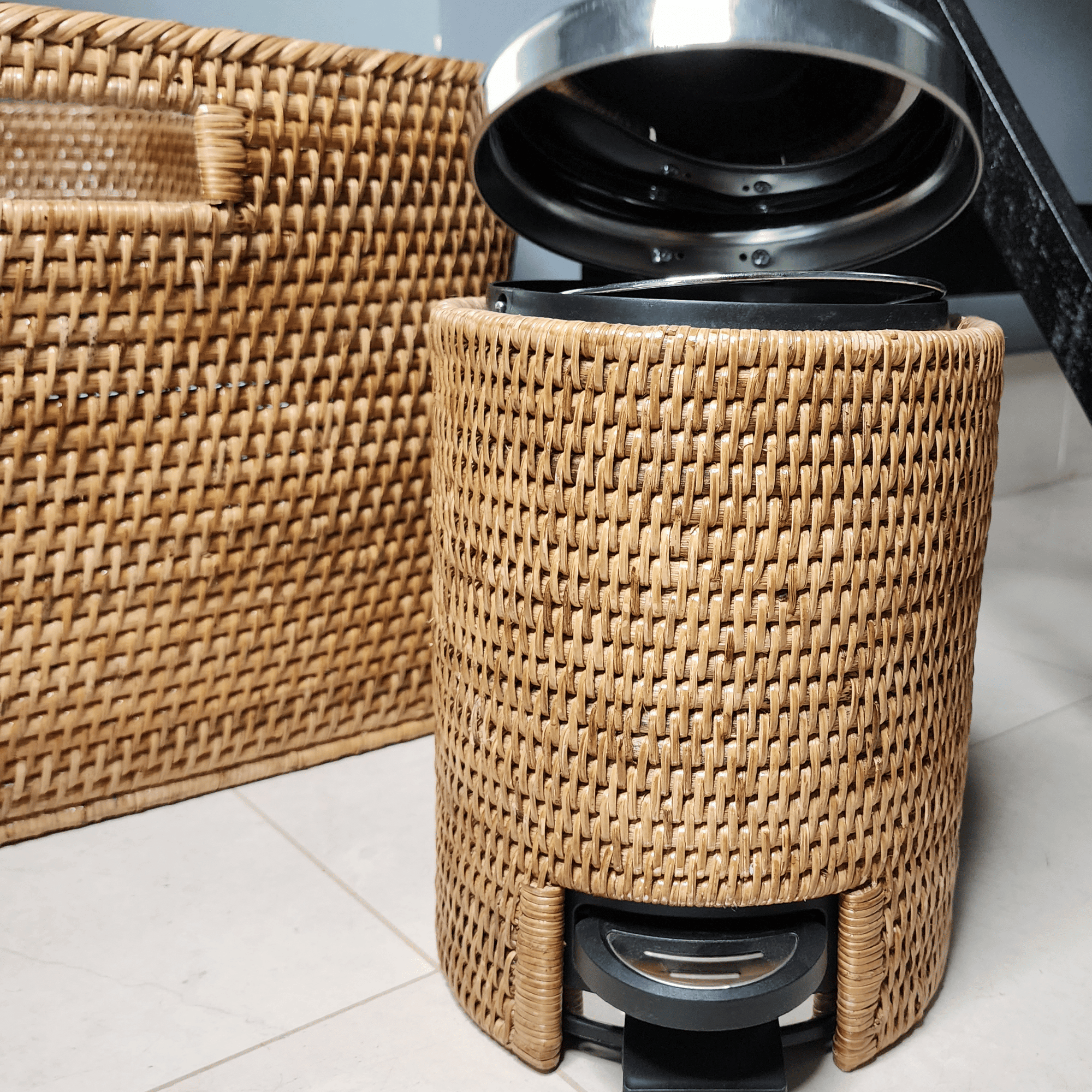 Round Tapered Waste Basket with Metal Liner